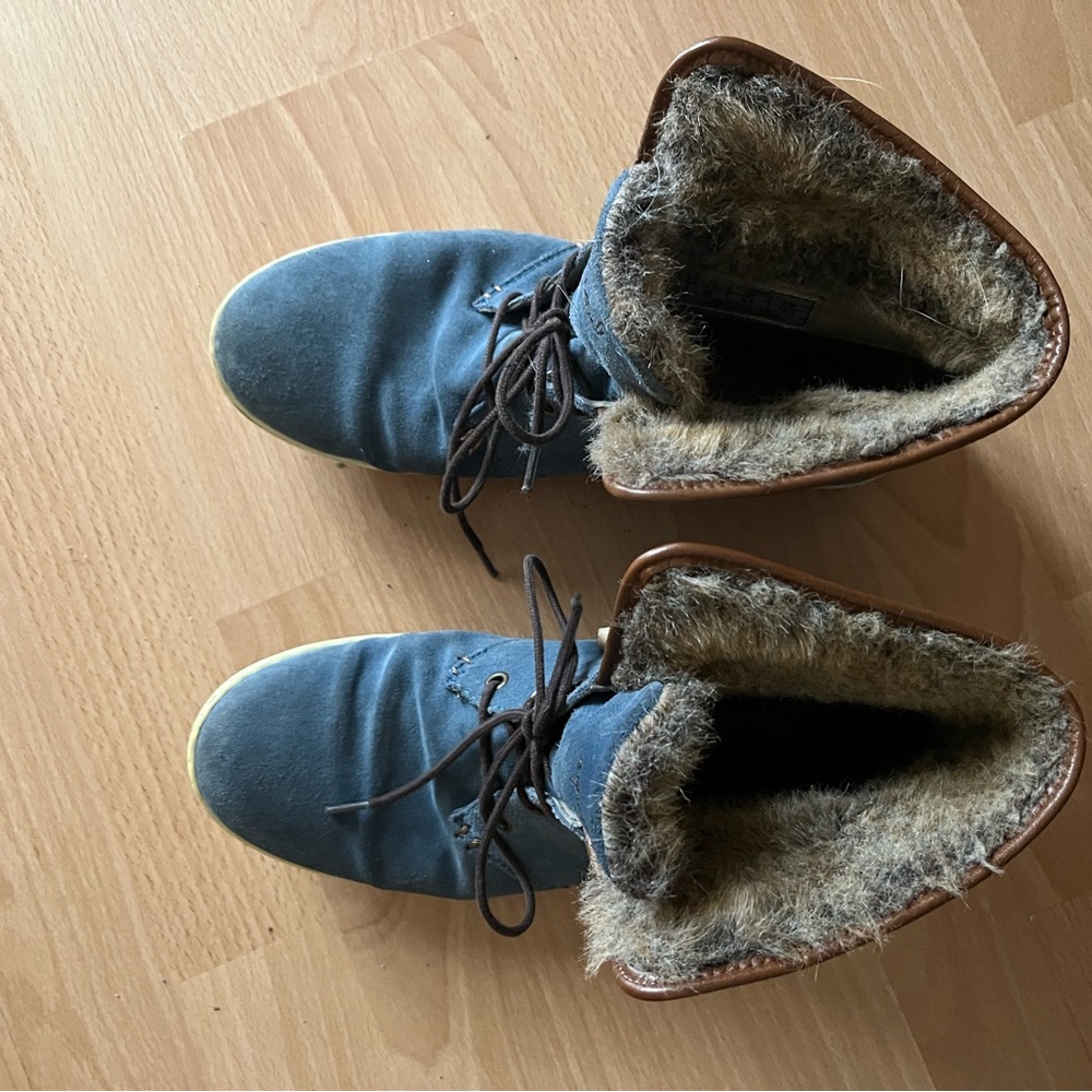 Equal leather shoes